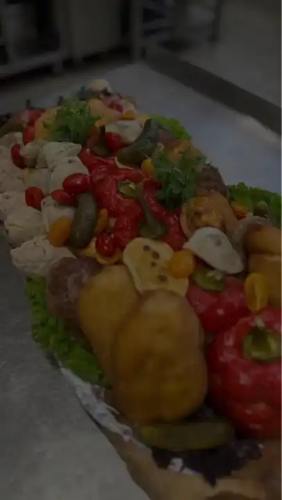 Wnętrze restauracji - kadr z filmu