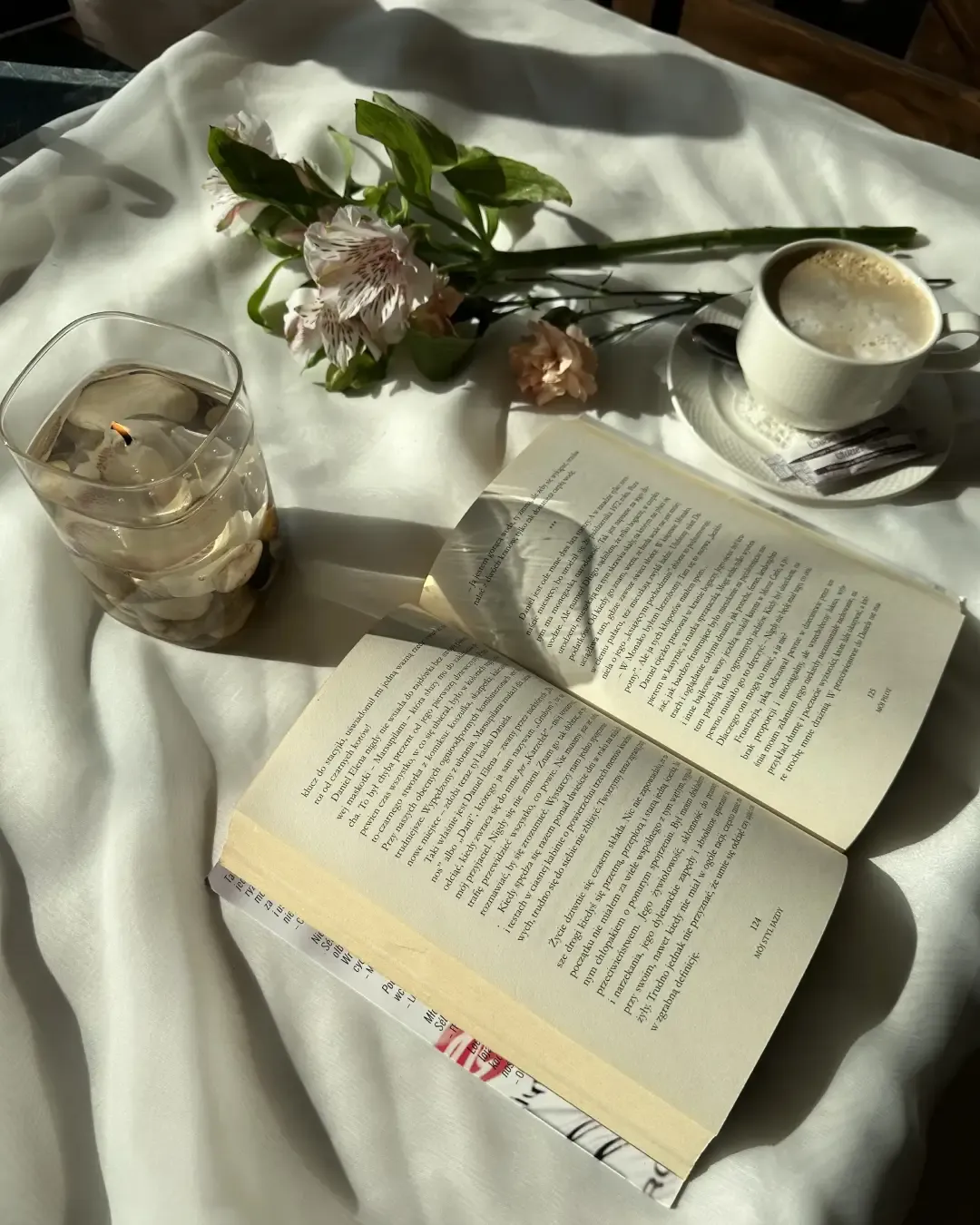 Świeczka, książka i kwiatki