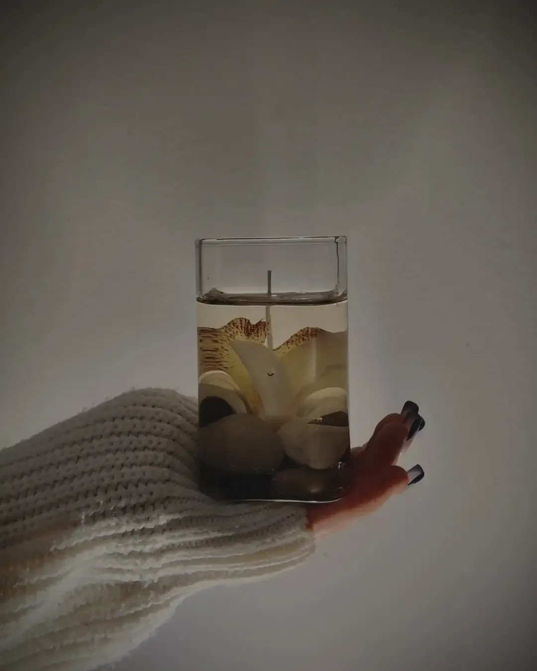 Świeczka w dłoni – detal jako metafora małego biznesu